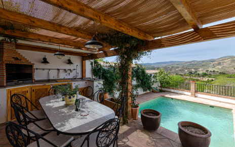 Zona de barbacoa con vistas junto a piscina